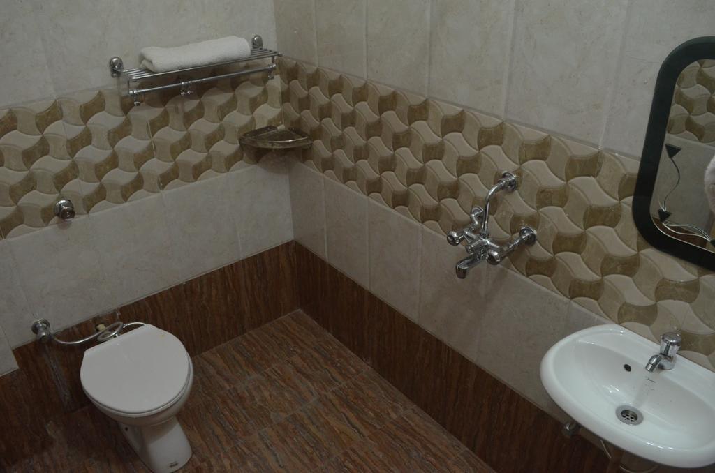 Oyo 14664 Assi River Guest House Varanasi Phòng bức ảnh